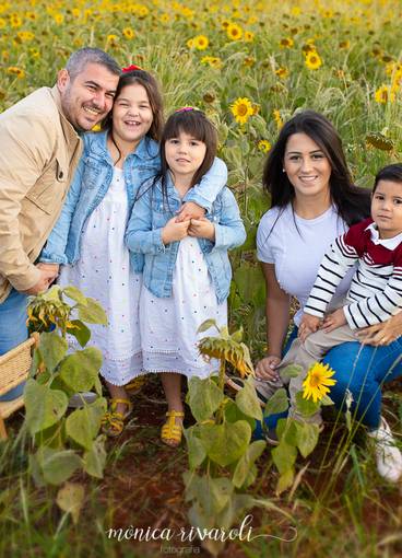 Ensaios de Família de  Fim de tarde no campo de girassóis