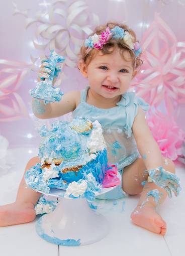 Smash the Cake de Victoria destruindo o bolo!