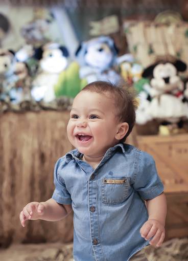 Festa de Anos de Quem está feliz põe o dedo no ar!