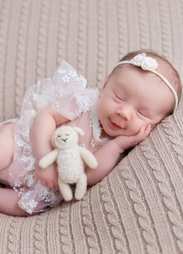 Newborn menina de Sarah 