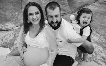 Família na praia: é sobre brincar e não posar.