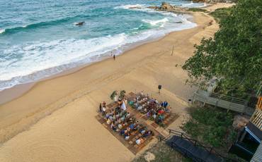 Casamento na praia em Santa Catarina: como planejar uma celebração frente-mar com estrutura e boas fotos