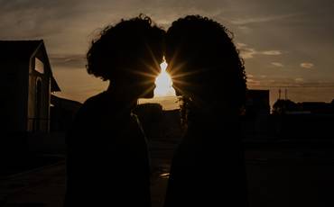 Fotografia de Casal: Por Que Fotos Naturais Contam Histórias Mais Verdadeiras