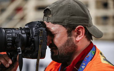 Fotógrafo é flagrado chorando enquanto cobria evento. Uma foto ou mil palavras?