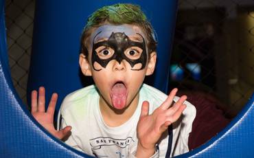 Por que devo contratar um fotógrafo profissional para o aniversário do meu filho?