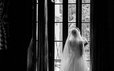 O vestido Branco, o véu e a grinalda. 