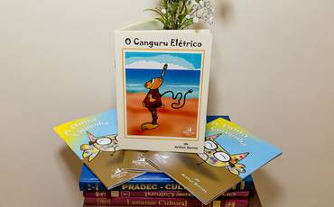 O menino Arthur e seu sonho de escrever livros