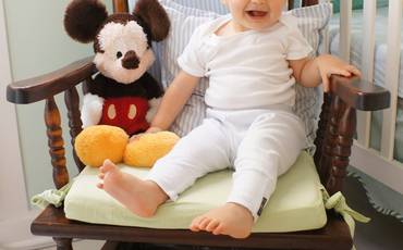 O menino, o mickey e a cadeira da bisa