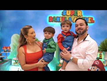 2 anos de 2 anos dos gêmeos Daniel e Miguel