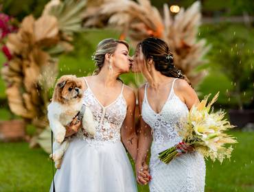 Casamentos de O Casamento de Huly e Beth: Uma Celebração de Amor e Entrega na Casa de Pedras