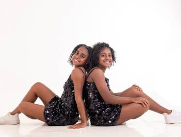15 Anos de Yasmin & Evelyn – Personalidade, sonhos e cumplicidade