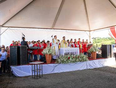 Pequenos Cantores de Cássia de 1ª Missa no canteiro de obras do novo Santuário de Santa Rita de Cássia