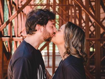 Casais de Tarde linda no Parque dos Mangabeiras com muito sol e muito amor no ensaio Pré Casamento da Tamara e do Rafael