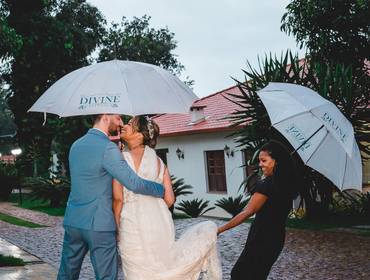 Casamento de Chuva para abençoar os noivos... Espia como foi perfeito o casamento da Tamara e do Rafael no Espaço Divine!