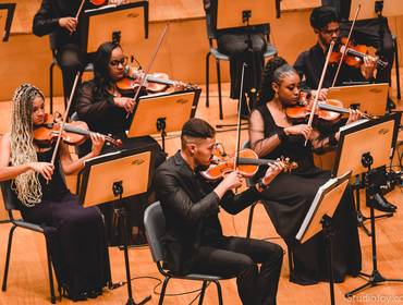 Empresarial de Queen in Concert por Instituto Adotar