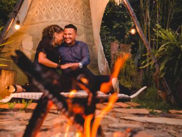 Casais de Tarde linda com o Ensaio Pre Casamento da Aline do Rafael no Bougainville Farm em Caeté ❤