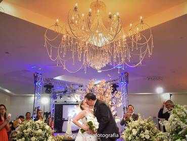 Casamentos de Casamento Lourilei e Fabiano, casal de corinthianos apaixonados, que teve a participação da escola de samba da gaviões da fiel. Buffet Imagem Paulínia-São Paulo-SP. Making of no espaço Luana Bossardi Cosmópolis