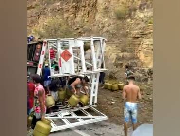 ACIDENTE de Carreata tomba