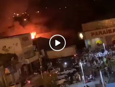 Incêndio de AGORA: VIDEO NO LINK EM COMENTÁRIOS ABAIXO, EXPLOSÃO E FOGO EM LOJA NA CIDADE DE FLORIANO -  PI