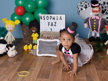 Smash the Cake de Sophia em seu primeiro contato com o bolo