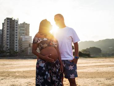 Ensaio Gestante de Ensaio Gestante ao Nascer do Sol no Canto do Forte – Praia Grande, SP