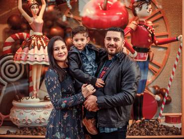Família de Sessão em Família pelo Centro de Gramado