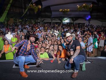 BAILES de Baile Havaiano na Recra de Pontal com Show de Zé Lopes e Diego e Banda