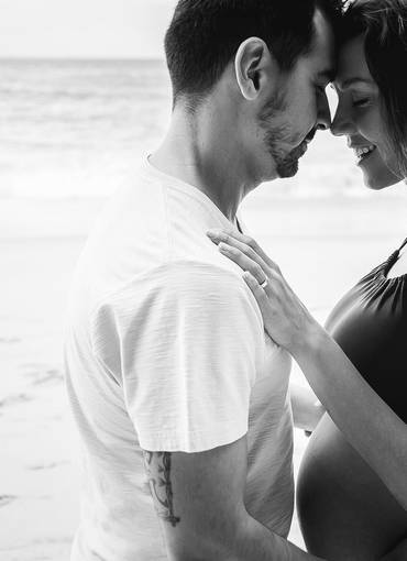 Ensaio Gestante  de Thais e Bruno on the beach