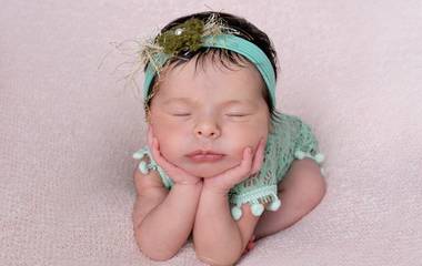 A Pose Do Sapinho No Ensaio Newborn: Segurança Em Primeiro Lugar