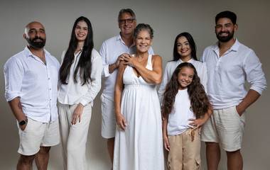 Foto de família em estúdio em Ipatinga: quanto custa, o que vestir e como funciona o ensaio