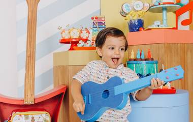 Miguel e seus instrumentos musicais