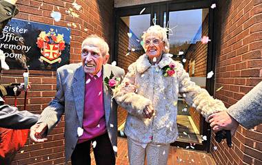 Homem de 97 anos se casa com mulher de 90 e diz: 