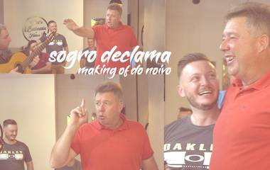 Pai da noiva declamando.