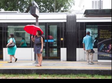 Vi no vídeo de Espero amanhã que cante