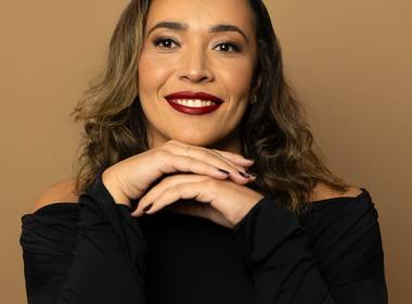 Retrato marca pessoal de Josy Souza - designer de sobrancelhas
