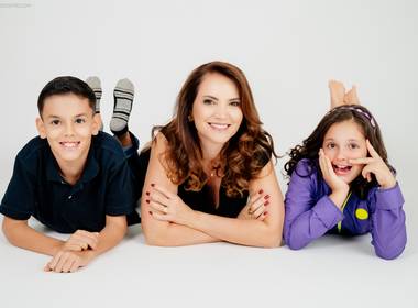 Família de Ensaio Retratos de Mãe em Estúdio em Alfenas, Minas Gerais, Lorena, Manuela e João Pedro