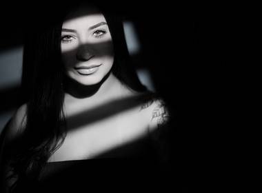 Estúdio  de Ellen – Ensaio Feminino de 26 Anos em Estúdio