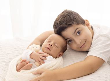 Newborn de Ensaio newborn com irmão mais velho 