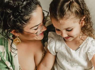 FOTOGRAFIA DE FAMÍLIA de ANE E SOFIA - PROJETO DIA DAS MÃES 2025 - ENTRE O VERDE E O AFETO