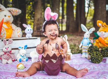 INFANTIL de Bella esperando o Coelho da Páscoa - Jardim do Lago - Canoas 