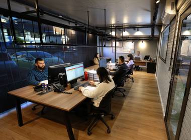 Foto de Publicitárias de Fotos de Setores da  Empresas. 