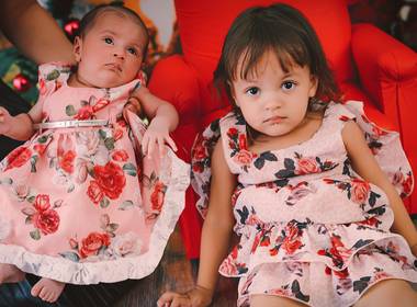 Ensaio Infantil de Sessão de Natal - Alice 1 mês e Clara 2 aninhos