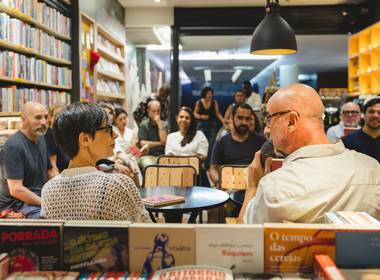 Ensaio de Adriana Lisboa relança 'Caligrafias' pela Maralto