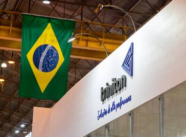 Feiras e Eventos de 📸 Capturando a Grandeza do Stand da Triniton na Fenasucro