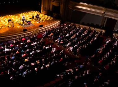Shows e Baladas de A Experiência Inesquecível de Fotografar o Show de Pedro Mariano no Teatro Dom Pedro