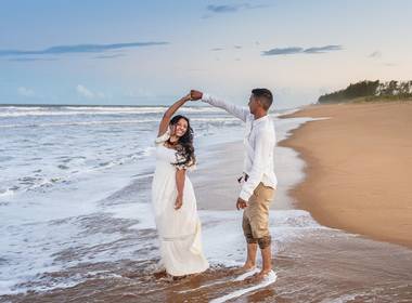 Casal de Ensaio Afetivo Pré-Wedding | Ensaio Fotográfico em praia de Guriri - ES | Abraço na Alma - Lucineide e Igor