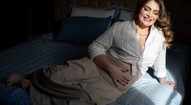 gestante de Sessão Gestante - em casa