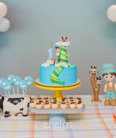 Aniversário de Festa infantil de 1 ano com tema: João e o pé de feijão