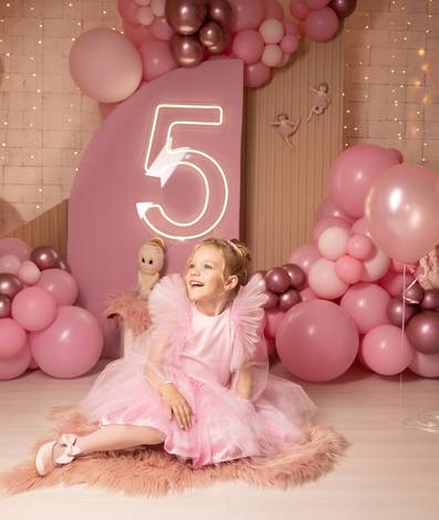 Tá de Parabéns infantil de Sarah & seus cinco anos