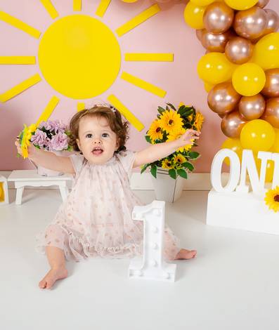 Cake Smash de SOL fez 1 em seu cenário de girassol e sol